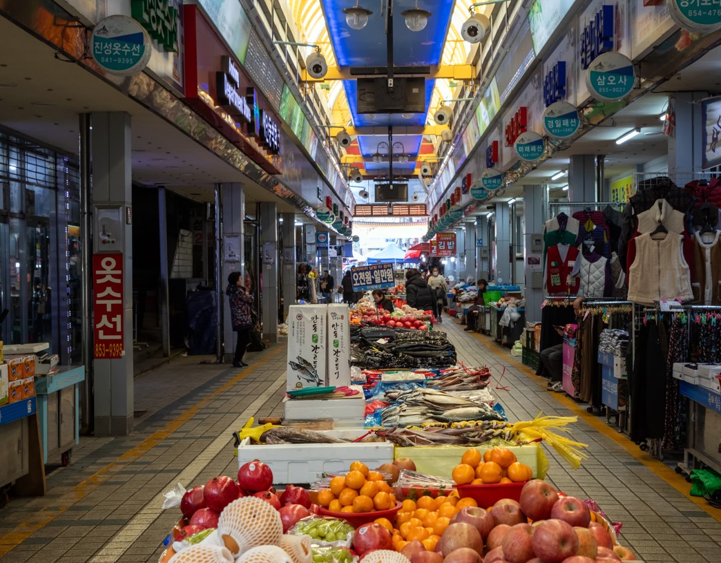 10월 소비자물가지수 1.3% ↑... 3개월 연속 감소세