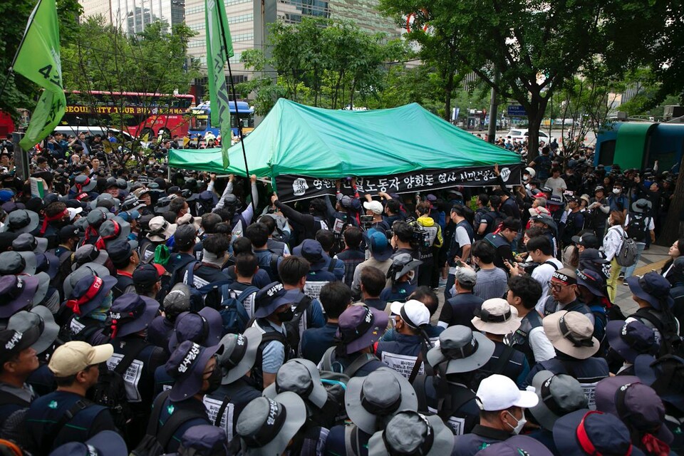 민주노총 분향소 강제철거...여 "불법에 엄정대응" VS 야 "기본권 무시"