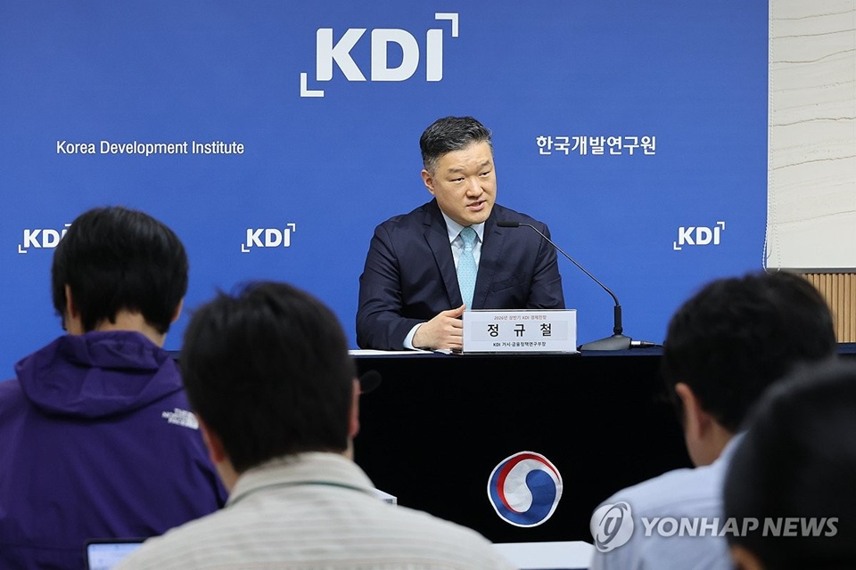 13일 세종시 정부세종청사에서 정규철 한국개발연구원(KDI) 거시·금융정책연구부장이 2026년 상반기 경제전망에 대해 브리핑하고 있다.(사진=연합)