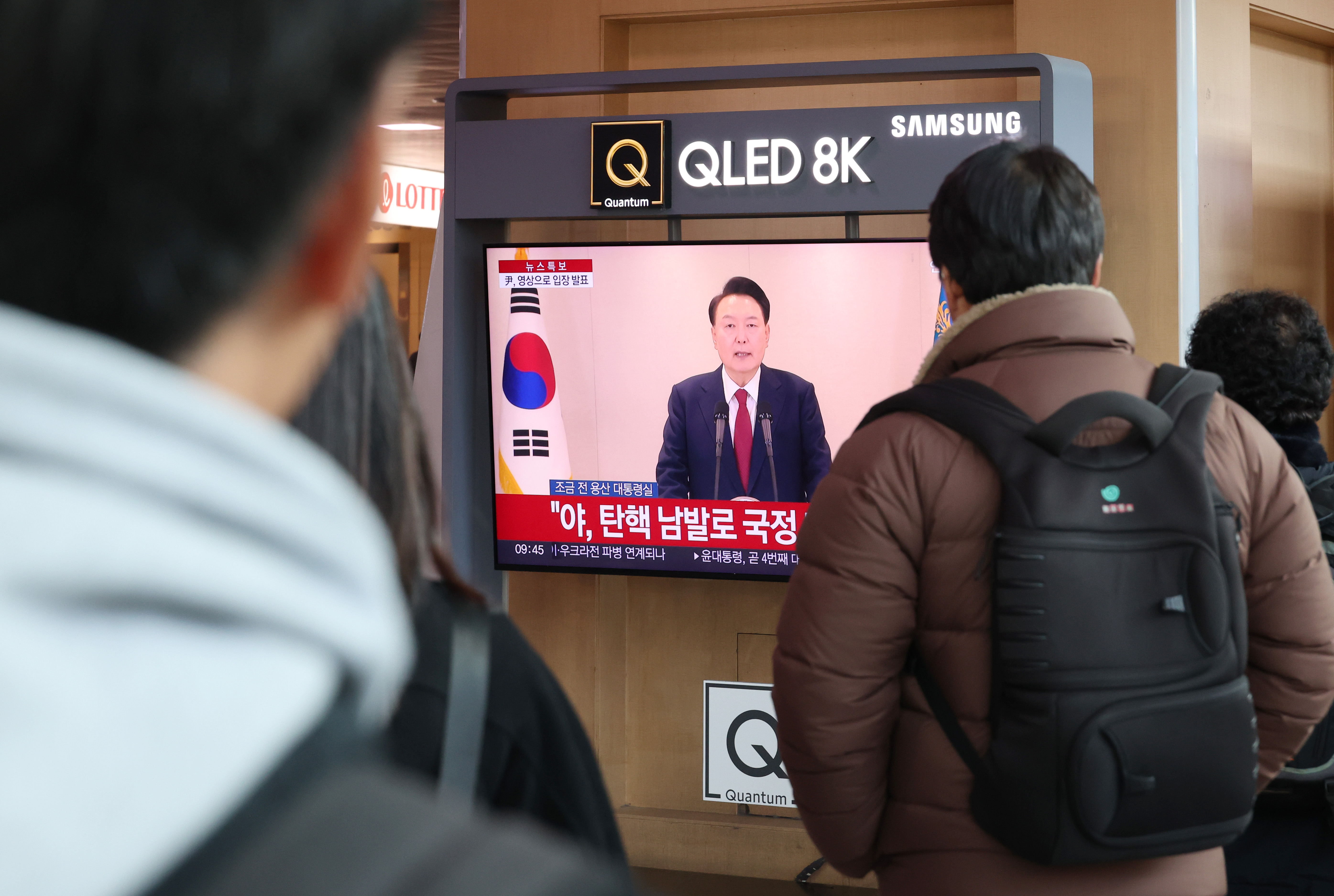 윤석열, "탄핵과 수사 당당히 맞설 것"...사실상 자진사퇴 거부