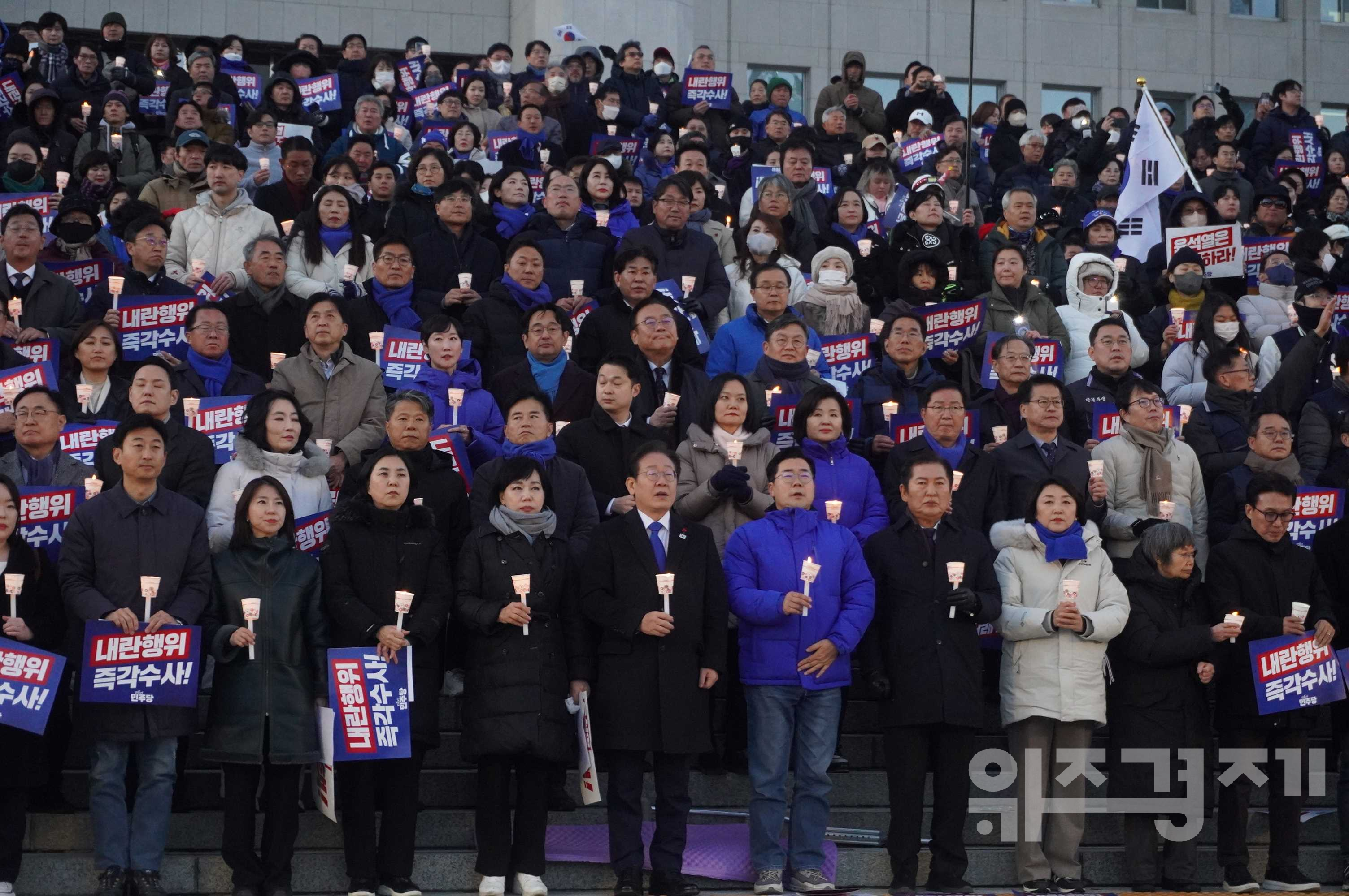 국회서 민주당 촛불문화제..."내란수괴 윤석열을 체포하라"