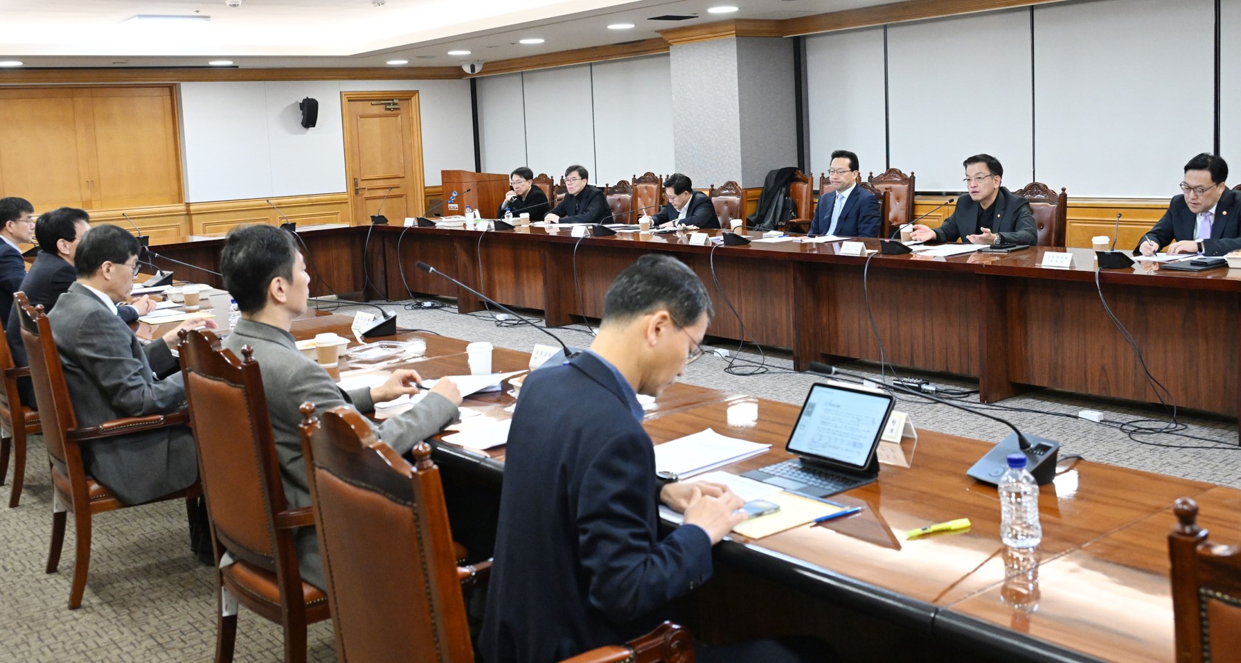 경제수장 "금주 정치 상황 주시...변동성 심화시 시장안정조치 시행"