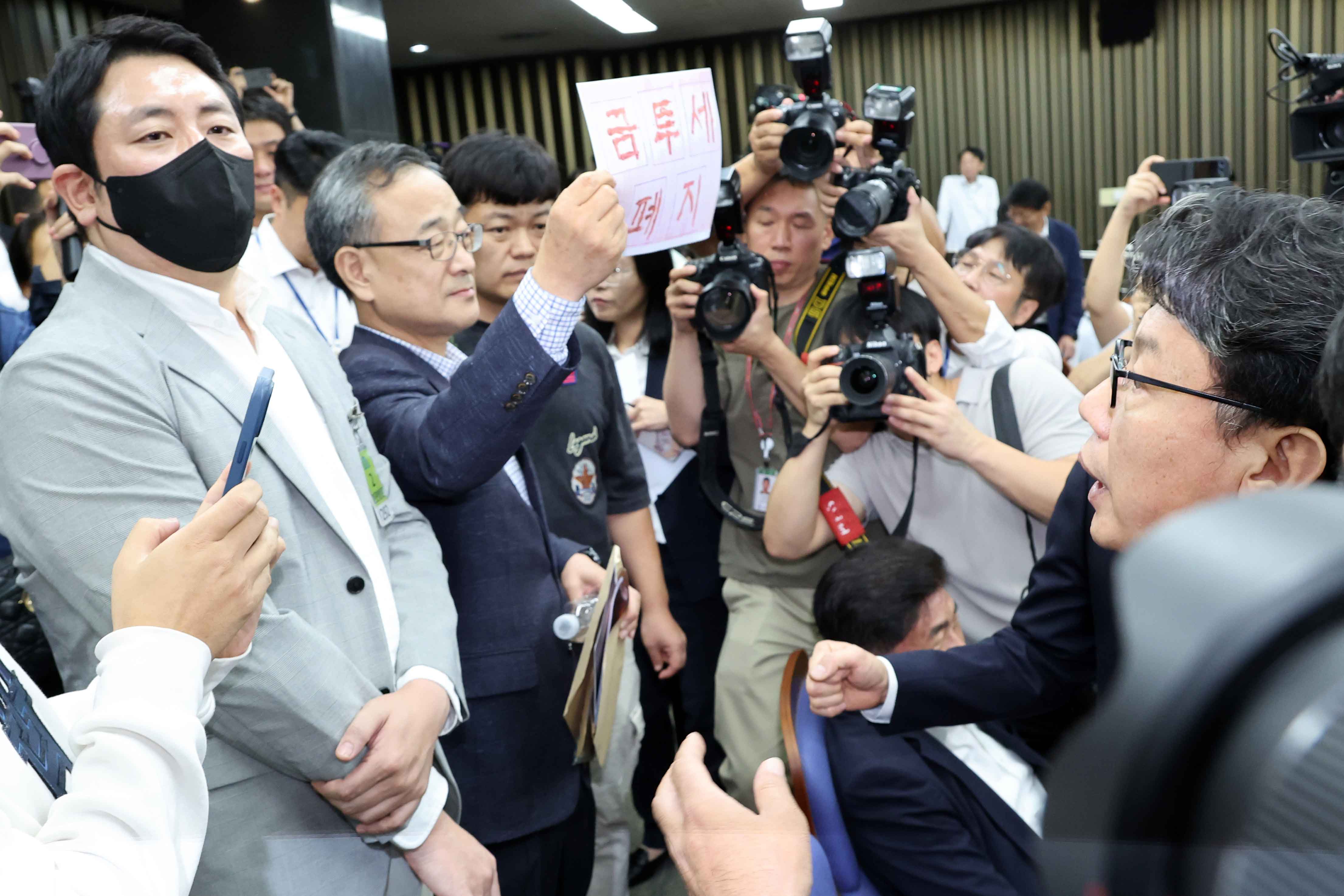 [폴앤톡] 금투세 시행 여부, 어떻게 해야 할까요?