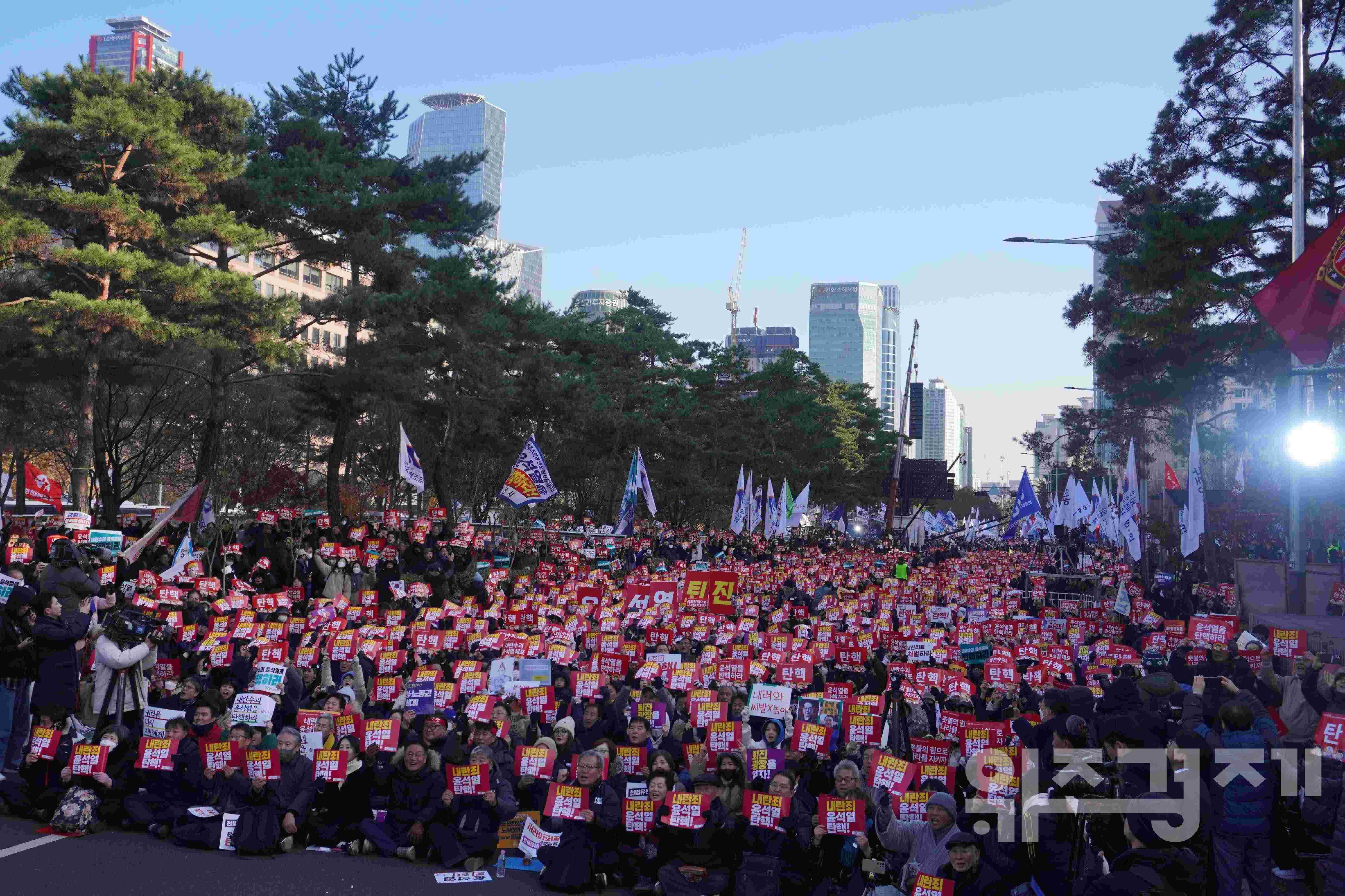 [현장르포] 범국민촛불대행진 100만 시민 모여..."윤석열 퇴진하라"