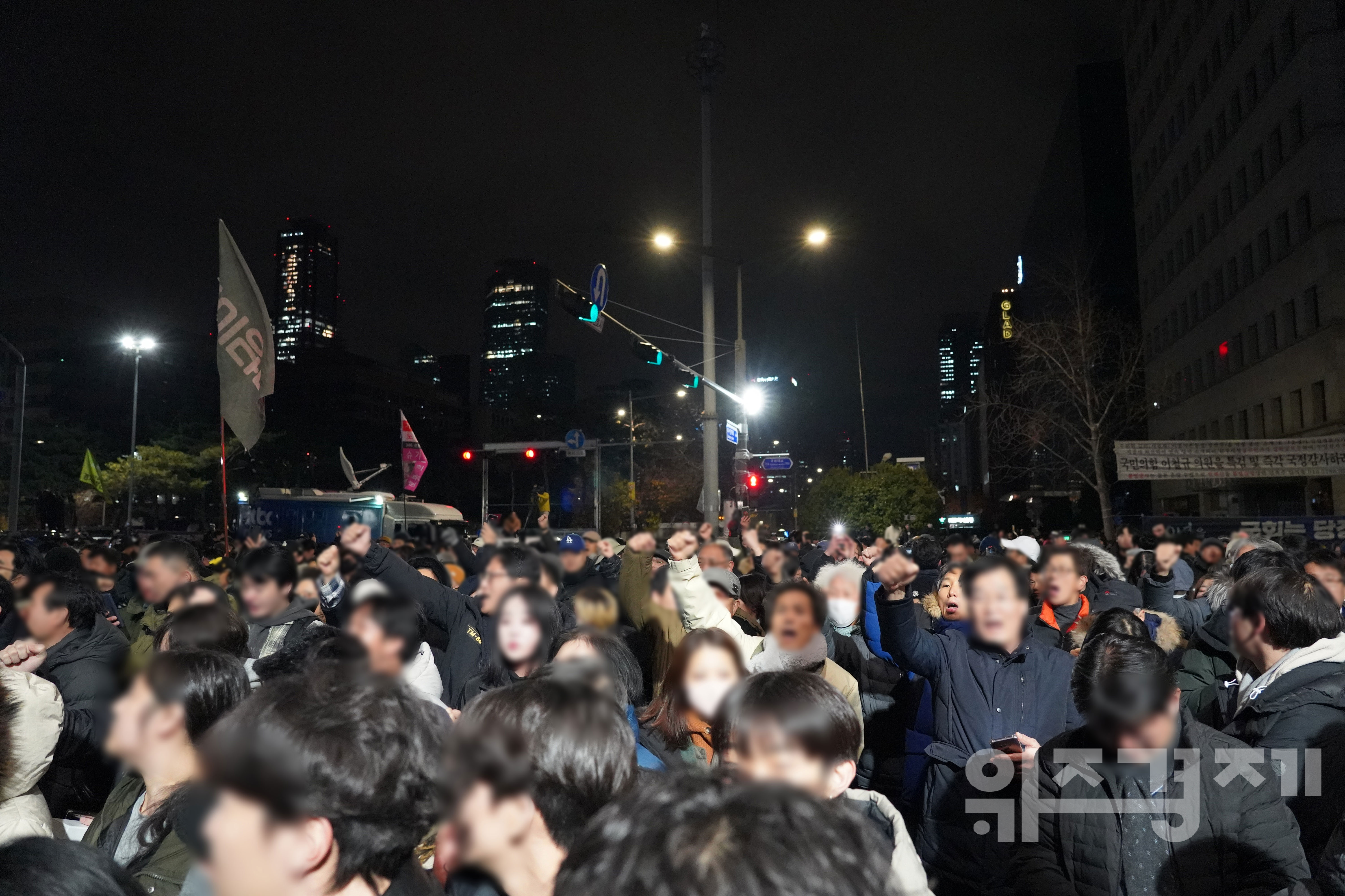 [현장스케치] 비상계엄 선포에 국회로 집결한 시민들