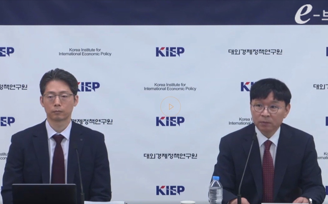 윤상하 대외경제정책연구원 국제거시금융실장(왼쪽)과 이시욱 대외경제정책연구원장이 12일 정부세종청사 재정경제부 브리핑실에서 '2026년 세계 경제전망 업데이트'를 발표하고 있다. (사진=e브리핑 영상 갈무리)