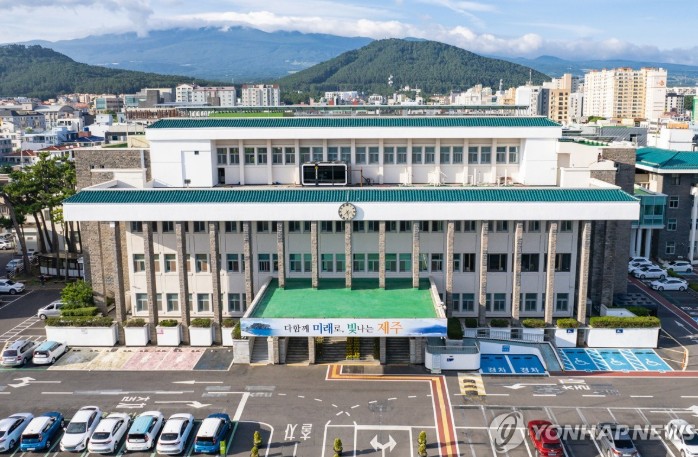 [폴앤톡] 제주평화인권헌장, 도민 사회 갈등 속 제정 앞두고 ‘뜨거운 논쟁’