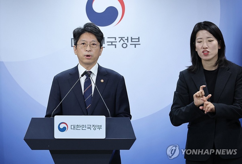 29일 서울 종로구 정부서울청사에서 7만6천700호 규모의 주택을 공급하는 신규 공공택지 추진계획을 발표하고 있는 홍지선 국토교통부 장관. (사진=연합)