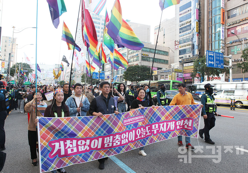 [현장스케치] 둘로 나뉜 인천 도심, 퀴어축제와 맞불 집회 동시에 열려