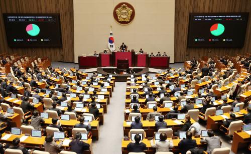 17일 오후 11시께 재개한 국회 본회의에서 2차 내란특검법 수정안이 통과됐다. (사진=연합뉴스)