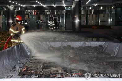 27일 대전 국가정보자원관리원 화재 현장에서 소화수조에 담긴 불에 탄 리튬이온 배터리에 소방대원이 물을 뿌리고 있다 (사진=연합뉴스)