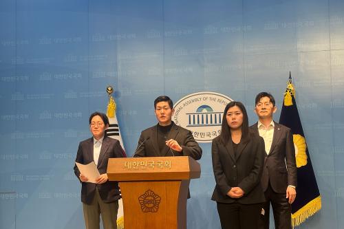 이재명 대통령 5개 재판 속개 촉구 릴레이 관련 기자회견 중인 김재섭 국민의힘 의원(사진=위즈경제)