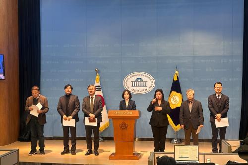 14일 국회 소통관에서 진행된 총리실 검찰개혁추진단 자문위원회 위원 사퇴 관련 기자회견(사진=위즈경제)