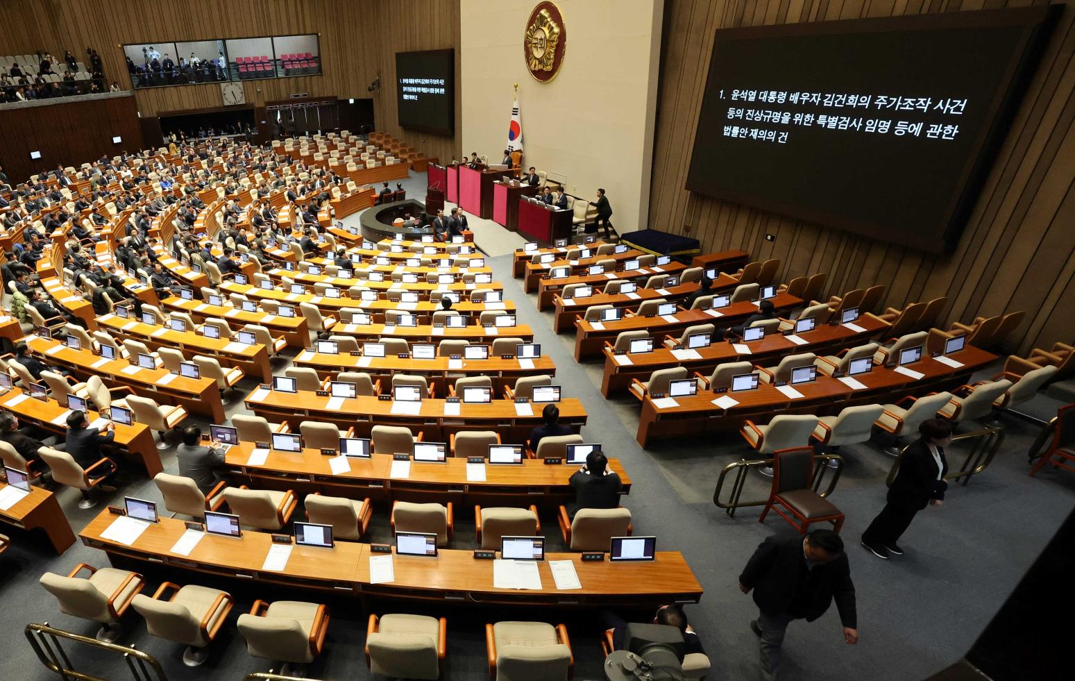 7일 오후 6시 국회 본회의장에서 국민의힘 의원들이 떠나 100여 개의 자리가 비어있다. (사진=연합뉴스)