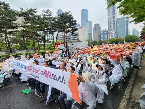 제46회 장애인의 날을 맞은 20일 오후, 서울 여의도 국회의사당역 4번출구 앞 도로에서 열린 '시설 거주 장애인 권리선포대회'에 참석한 장애인 거주시설 이용자와 가족, 종사자들이 대형 현수막과 피켓을 들고 구호를 외치고 있다. 사진=위즈경제