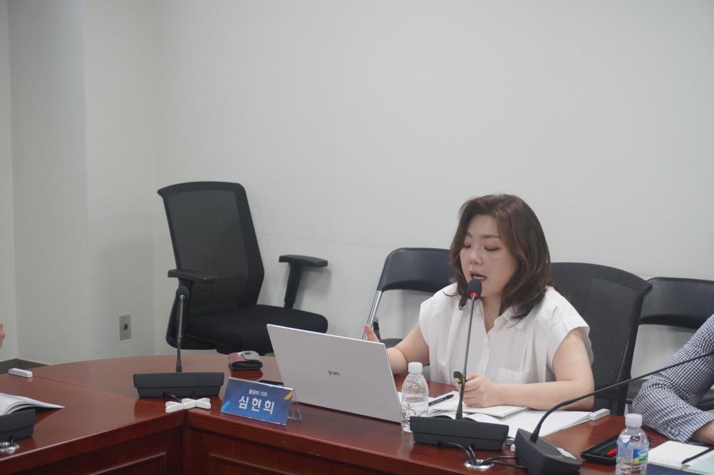 심현희 블로터 부장이 22일 국회의원회관 제3간담회의실에서 진행된 개인정보보호법 개정 정책 토론회에서 기조발제를 진행하고 있다. 사진=위즈경제