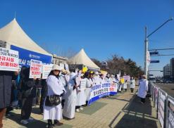 장애인거주시설이용자부모회가 26일 10시 국회 1문 앞에서 성명서를 발표하고 있다. 사진=장애인거주시설이용자부모회