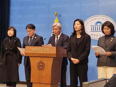 조국혁신당 의원들이 15일 내란특검의 ‘사법부 불기소’ 결정을 정면 비판하며 “오늘의 불기소 처분이 사법부의 면죄부가 될 수는 없다”고 밝혔다. 사진=위즈경제