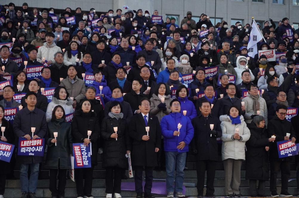 민주당 의원들이 '촛불문화제'에서 '임을 위한 행진곡'을 제창하고 있다. (사진=위즈경제)