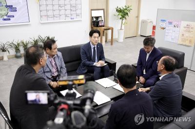 노용석 중소벤처기업부 차관이 수원시 전국상인연합회 사무실에서 현장 간담회에서 온누리 상품권 개편방안에 대해 논의하고 있다. (사진=연합뉴스)