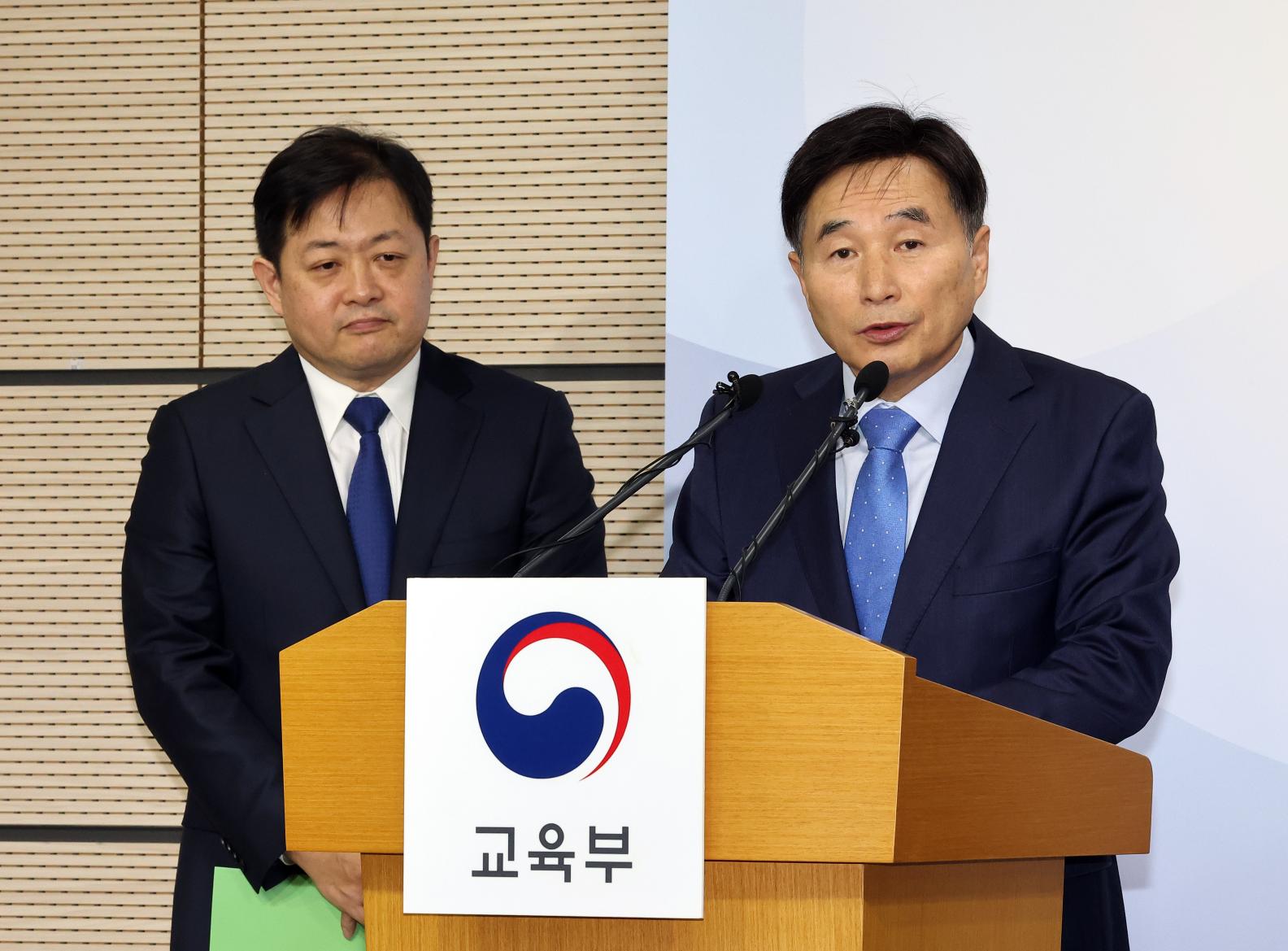 오승걸 한국교육과정평가원장과 강태훈 성신여대 교수가 5일 2025학년도 수능 채점 결과를 발표하고 있다. (사진=연합뉴스)