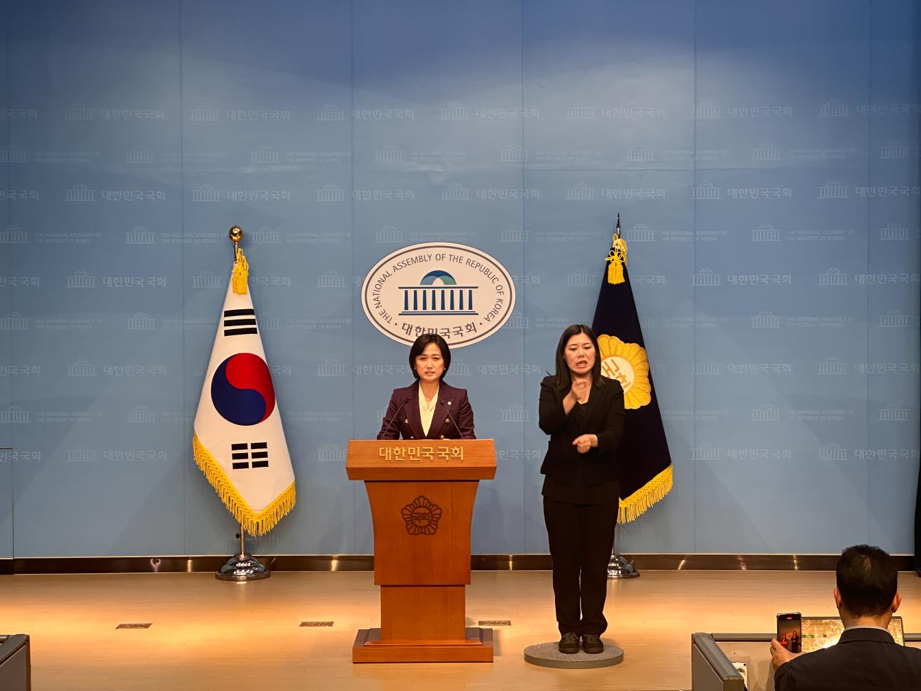 16일 백승아 더불어민주당 원내대변인이 기자회견을 진행하고 있다(사진=위즈경제)