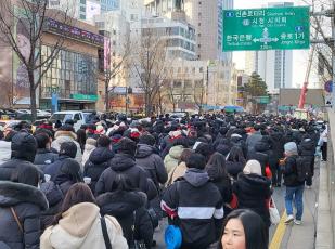 IBK기업은행 노동조합원들이 27일 서울 기업은행 본사 앞에서 총파업 가두행진을 하기 위해 정렬해 있는 조합원들 모습. 사진=위즈경제