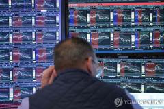 (뉴욕 AFP=연합뉴스) 10일(현지시간) 미국 뉴욕증권거래소(NYSE)의 한 트레이더가 모니터를 주시하고 있다