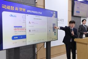 23일 세종시 국세청 기자실에서 양철호 국세청 정보화관리관이 세무 전문 AI 챗봇 서비스를 시연하고 있다.(사진=연합)