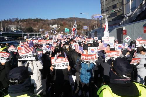 3일 오전, 내란죄 피의자 윤석열 대통령의 체포영장 집행을 앞두고, 집행에 반대하는 시민들이 모여 집회를 열었다. (사진=위즈경제)