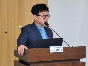 구태언 KBIPA 부회장 겸 법무법인 린 파트너 변호사가 11일 국회의원회관 제8간담회의실에서 진행된 '인공지능(AI) 시대, 디지털 신뢰 인프라 구축과 블록체인 산업 진흥을 위한 국회 토론회'에서 기조강연을 진행하고 있다. 사진=위즈경제