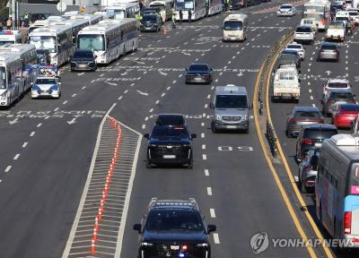 윤석열 대통령을 압송하는 차량 행렬이 한남동 관저에서 과천 공수처로 항하고 있다. (사진=연합뉴스)