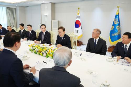 이재명 대통령과 경제 6단체 회장 및 5대 그룹 총수들이 13일 경제인 간담회를 진행하고 있다.(사진=연합뉴스)