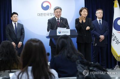 윤호중 행정안전부 장관이 7일 정부서울청사에서 인구감소지역 재지정 관련 브리핑을 하고 있다.(사진=연합)