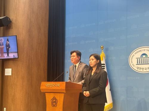 전남광주통합 국가 지원 관련 기자회견을 진행 중인 정준호 더불어민주당 의원(사진=위즈경제)