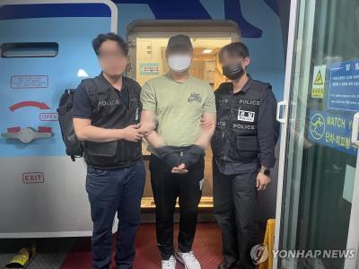 경찰청(국제협력관)은 11억 원 상당의 횡령사범(남, ’68년생) 피의자를 비롯헤 160억 원 규모의 온라인 도박사이트 운영자(남, ’84년생) 등 필리핀 내 주요 도피사범 2명을 ’25. 6. 27.(금) 오전 인천국제공항을 통해 동시에 강제송환 했다. 사진은 송환된 도박사이트 운영자(사진=연합뉴스)