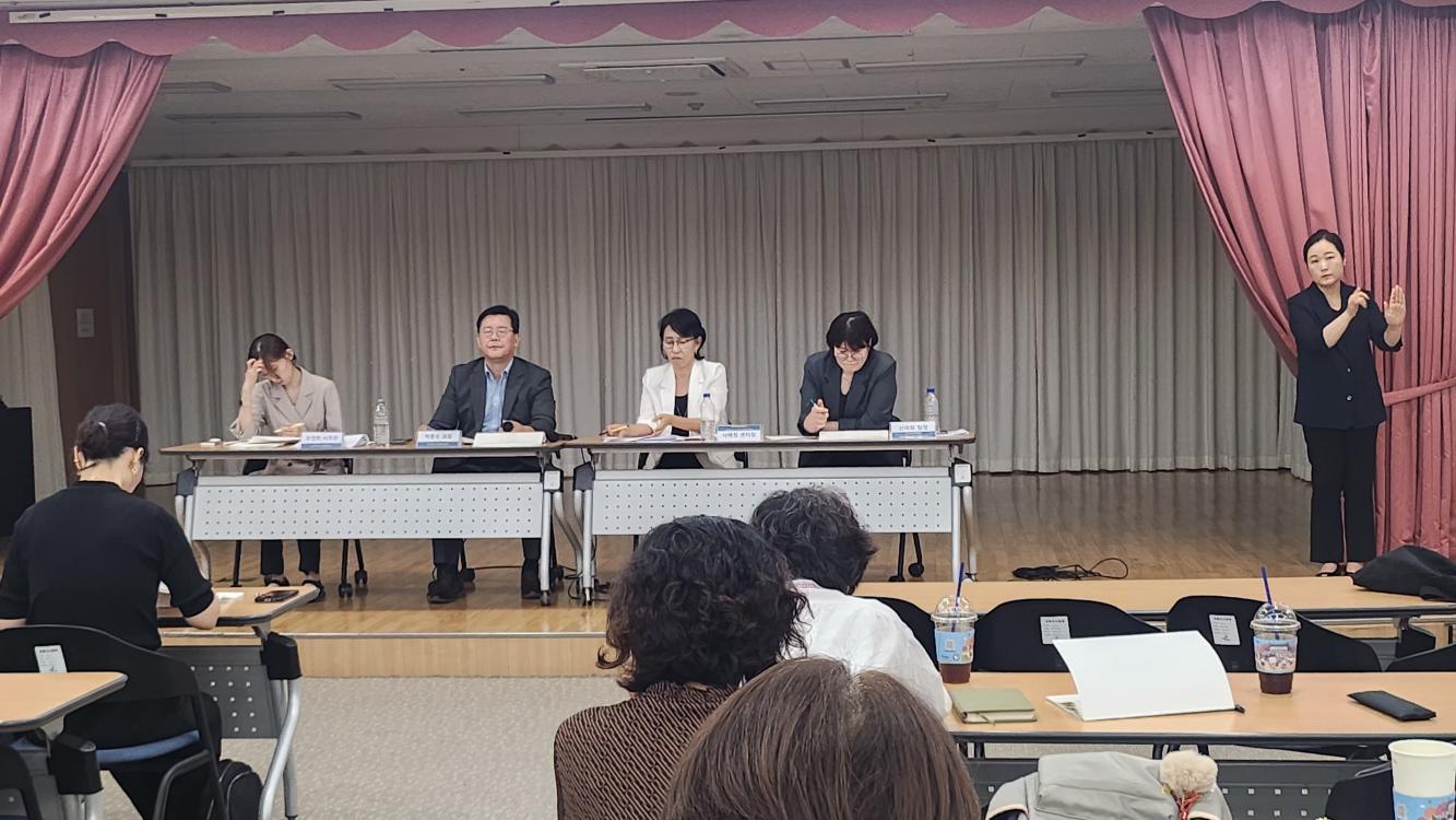 보건복지부와 한국장애인개발원은 15일 오전 10시 서울 여의도 이룸센터에서 ‘장애인의 지역사회 자립 및 주거 전환 지원에 관한 법률 하위법령안 공청회’를 개최했다.