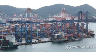지난 18일 부산항 신감만, 감만 부두에 수출입을 기다리는 컨테이너가 쌓여 있는 모습.(사진=연합)
