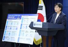 정은경 보건복지부 장관이 10일 서울 종로구 정부서울청사에 발달장애인 돌봄 국가 책임제 추진방안을 브리핑하고 있다. 연합뉴스