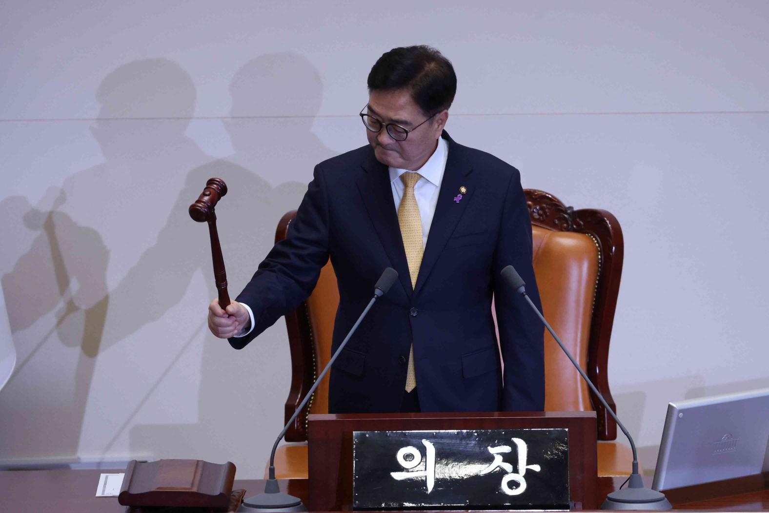 우원식 국회의장이 10일 오후 국회 본회의를 열고 있다. (사진=연합뉴스)