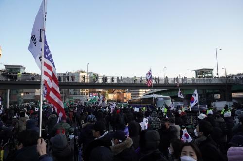 2일 한남동 대통령 관저 인근에서 열린 극우 집회에서 태극기와 성조기가 함께 펄럭이고 있다. (사진=위즈경제)