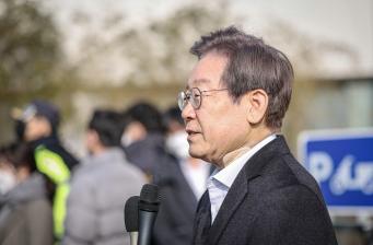 이재명 당대표가 지난 10일 부산에서의 피습 이후 서울대병원에서 입원치료 후 퇴원을 하며 입장을 말하고 있다. 출처=더불어민주당