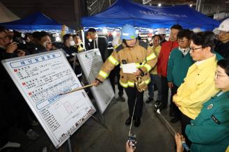 20일 김민석 국무총리가 화재가 발생한 대전 대덕구의 한 자동차 부품 제조 공장을 찾아 남득우 대덕소방서장으로부터 화재 현황에 대해 보고를 받고 있다.(사진=연합)
