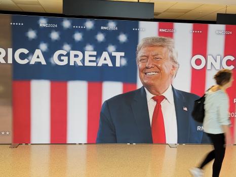 위스콘신주 밀워키의 파이서브포럼에 설치된 트럼프 전 대통령의 사진 (사진 = 연합뉴스)