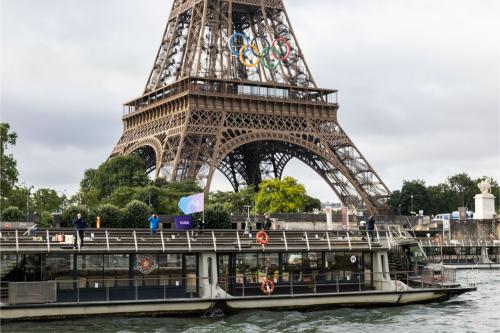 17일(현지시간) 프랑스 파리 센강에서 펼쳐진 2024 파리 올림픽 리허설 도중 유람선이 오륜기가 걸린 에펠탑 앞을 지나가고 있다. 파리 올림픽은 7월 26일 개막한다. (사진=연합뉴스)