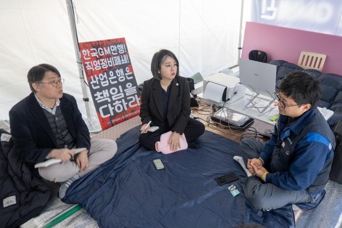 용혜인 기본소득당 대표가 6일 서울 여의도 산업은행 앞에 마련된 금속노조 한국지엠지부 농성장을 방문해 한국지엠 경영 정상화를 위해 산업은행이 적극적으로 나서야 한다고 촉구했다. 사진=용혜인 의원실