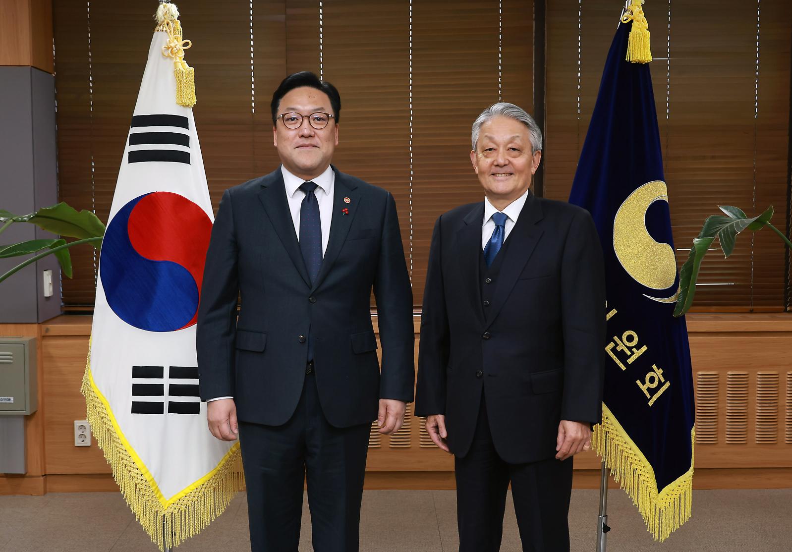 김병환 금융위원장과 야마지 히로미 일본 증권거래소그룹 대표 (사진 = 연합뉴스)