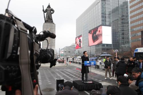 11일 서울 광화문 광장에서 내년 지방선거 서울시장 후보 출마 선언 중인 박주민 더불어민주당 의원(사진=위즈경제)