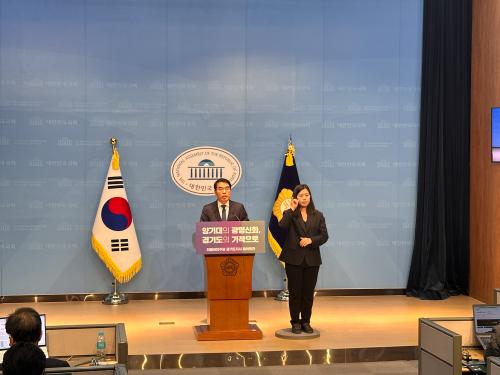 18일 서울 여의도 국회 소통관에서 진행된 양기대 전 더불어민주당 의원 경기도지사 출마 선언 기자회견(사진=위즈경제)