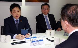 1일, 김주현 금융위원장은 은행연합회장을 비롯한 5대 은행장 등과 간담회를 개최했다 (출처 = 금융위원회)